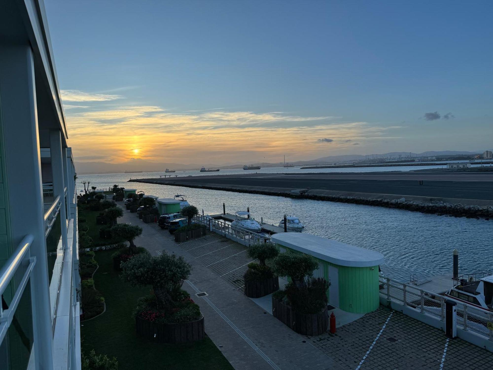 Marina Club Luxury Private Studio With Pool And Incredible Views Гибралтар Екстериор снимка